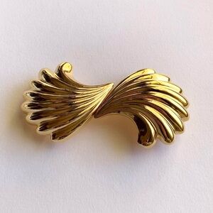 Gold tone vintage buckle swirl belt